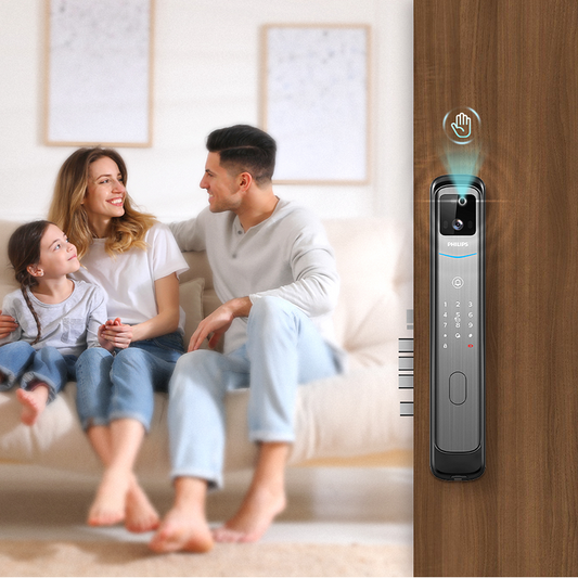 一家三口坐在客廳沙發上，木門上裝有 Philips EasyKey DDL702-MVP 掌靜脈智能門鎖